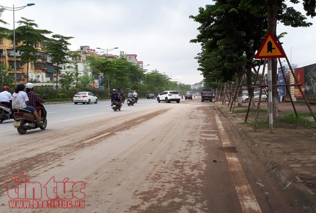 Đường Võ Chí Công (Hà Nội) lại vương vãi đất bẩn ảnh 4
